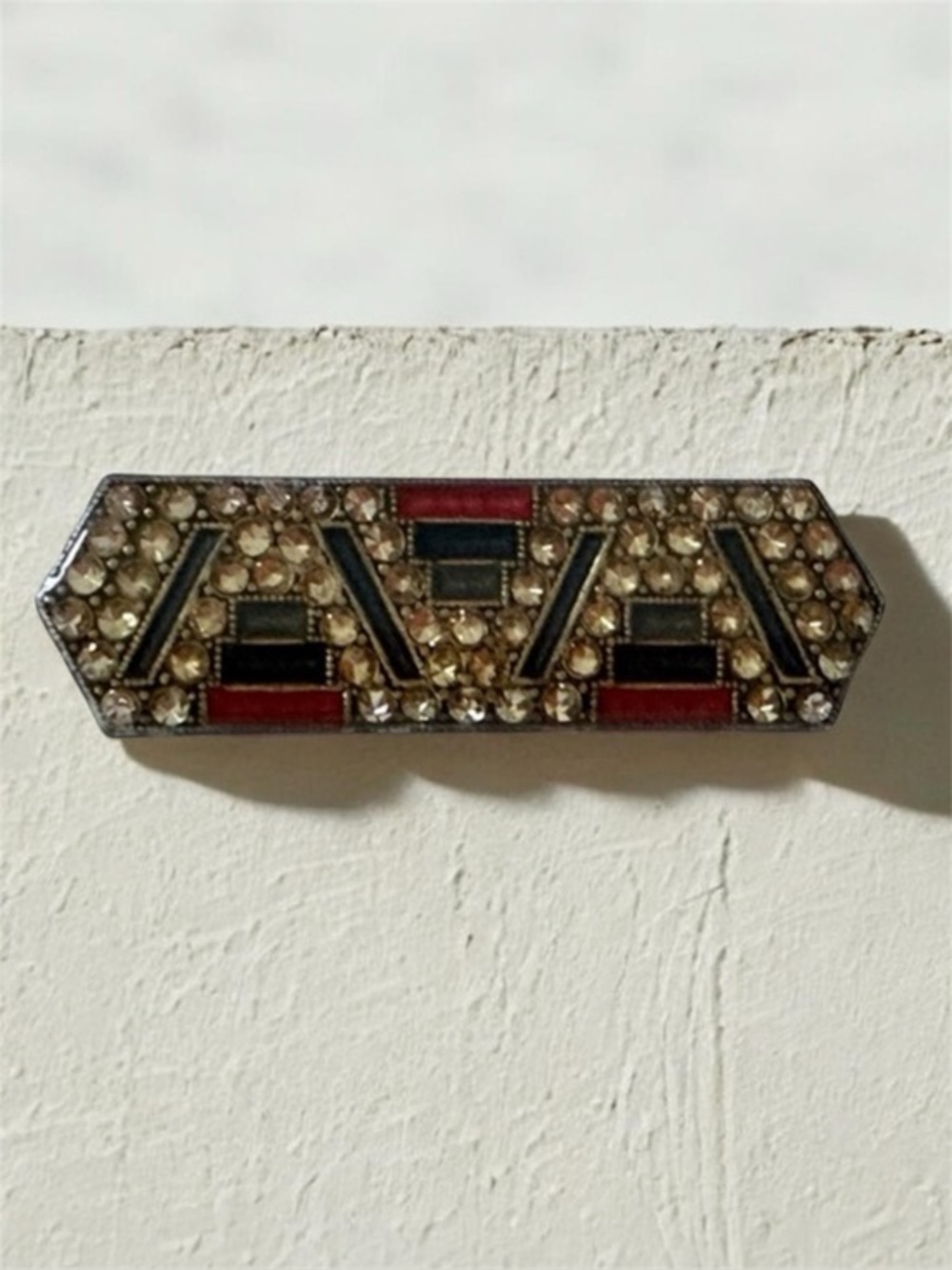 vintage Art Deco-style bar brooch, work of the French jewelry house Pierre Bex.